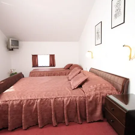 Gostinjska kuća Triple Starigrad 3335f Starigrad Paklenica