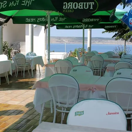 Πανσιόν Triple Starigrad 3335f 3*